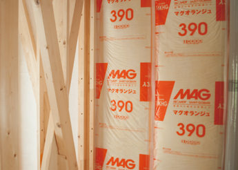 隙間なく敷き詰められた断熱材
